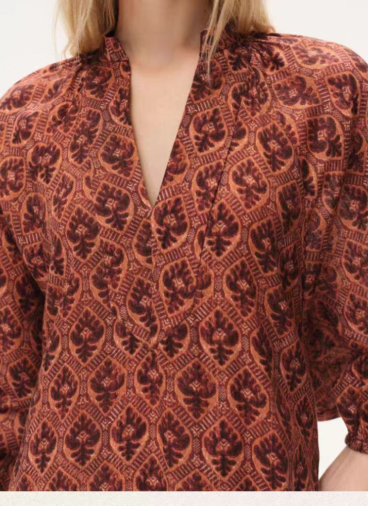 V-neck dress with shield-shaped flowers