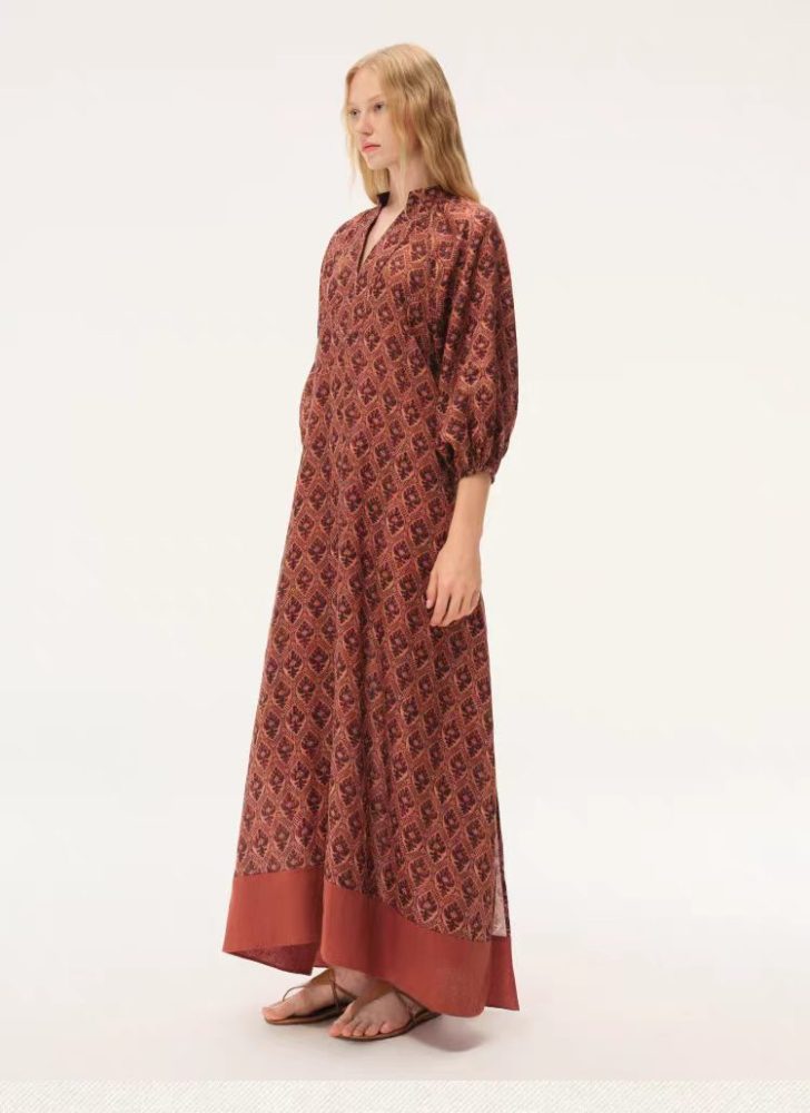 V-neck dress with shield-shaped flowers