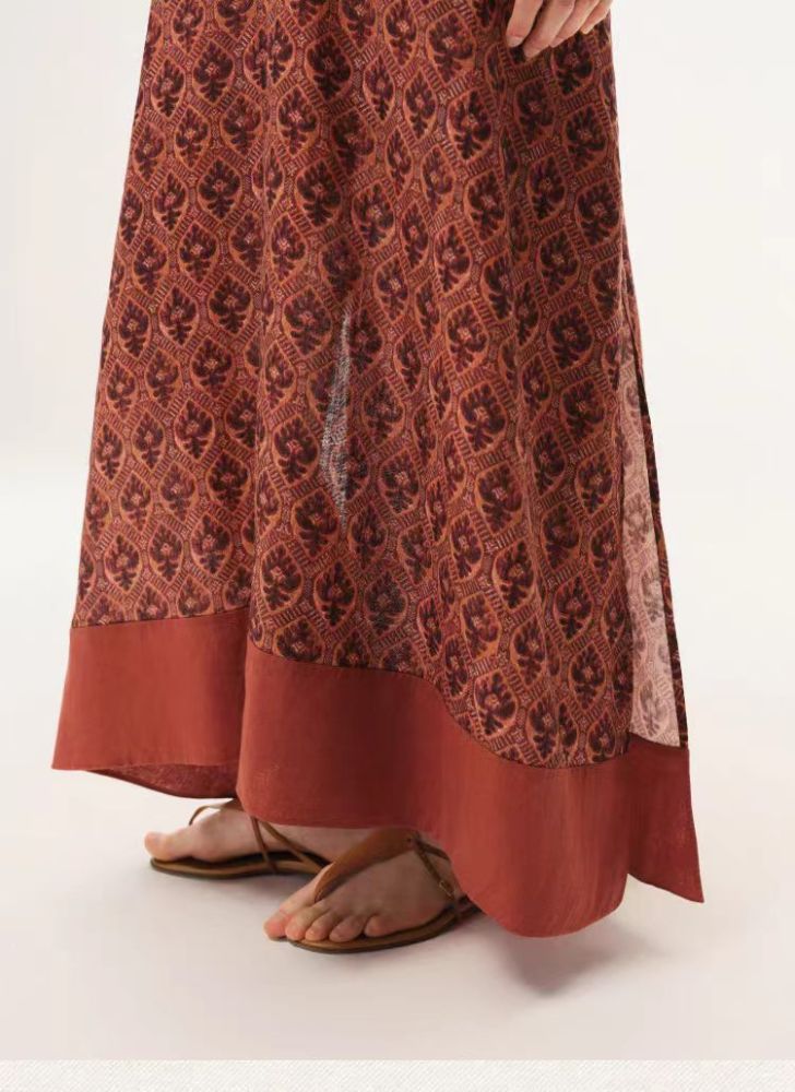 V-neck dress with shield-shaped flowers