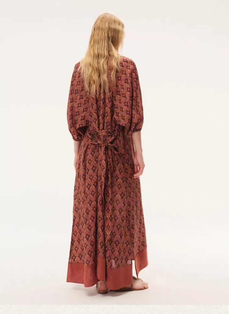 V-neck dress with shield-shaped flowers