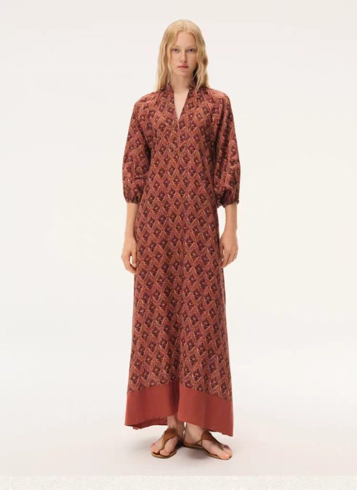 V-neck dress with shield-shaped flowers