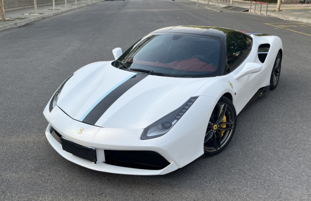フェラーリ 488 (白)