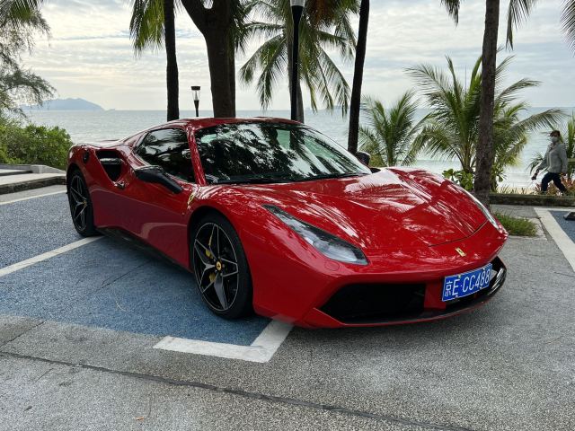 フェラーリ 488 (赤)
