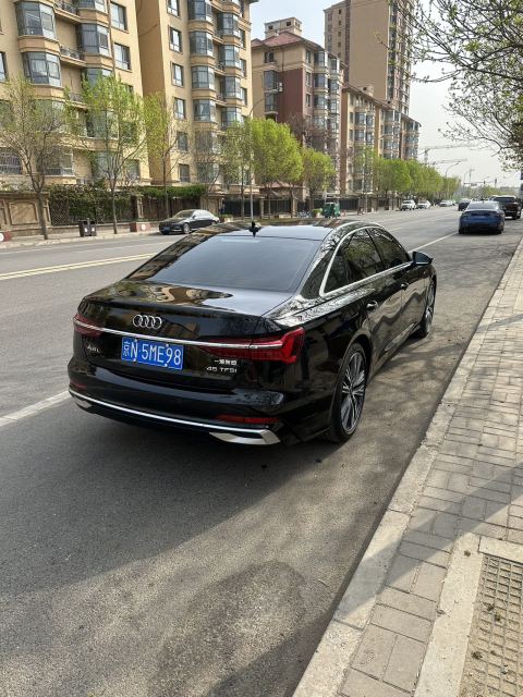 最新型アウディ A6L