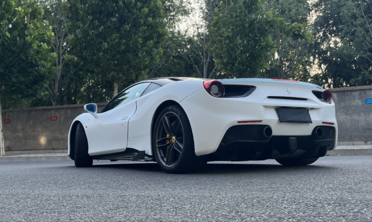 フェラーリ 488 (白)