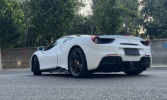 フェラーリ 488 (白)