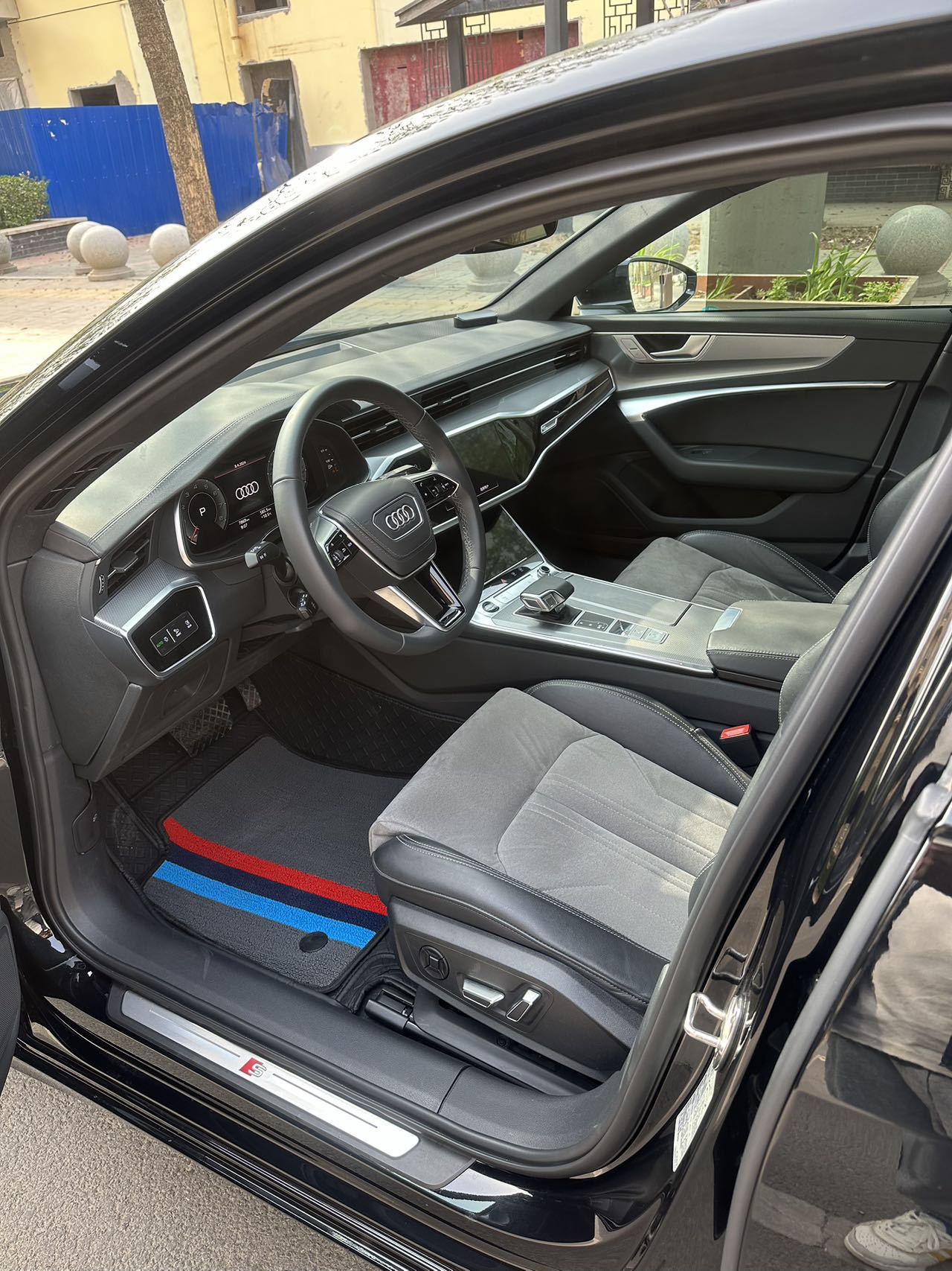 最新型アウディ A6L