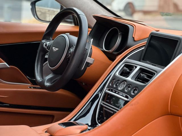 アストンマーティン DB11