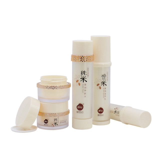 30ml 100ml Plastic Cosmetic Bottles , Pretty Lotion Bottles Cylindrical Shape