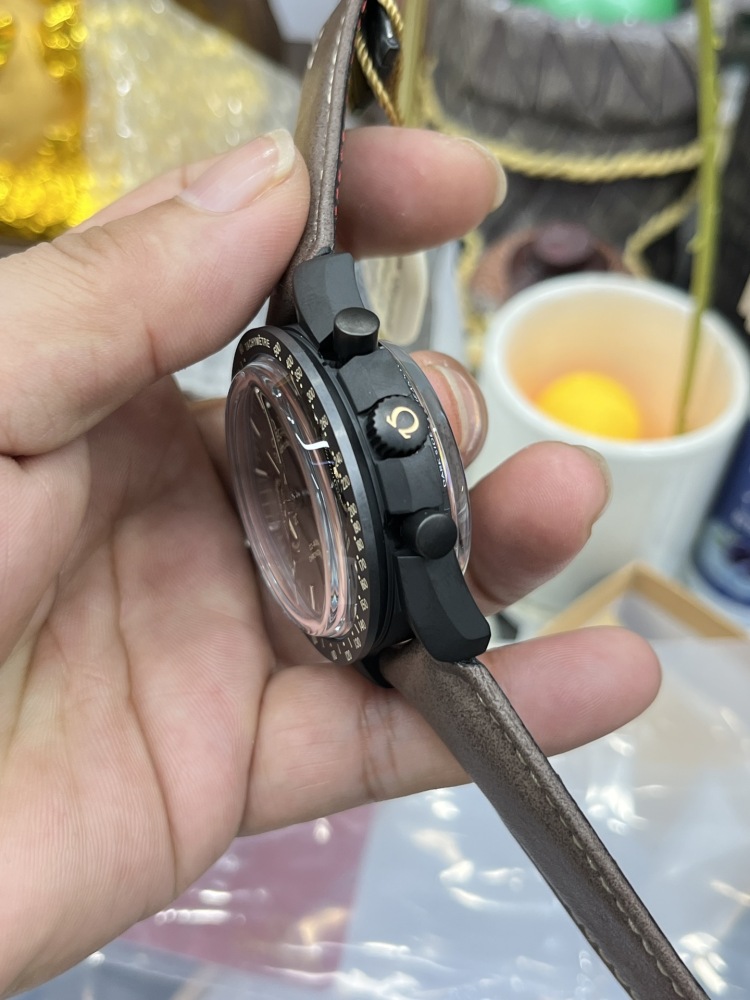 Omega Speedmaster 311.92.44.51.01.006 “Dark Side of the Moon”