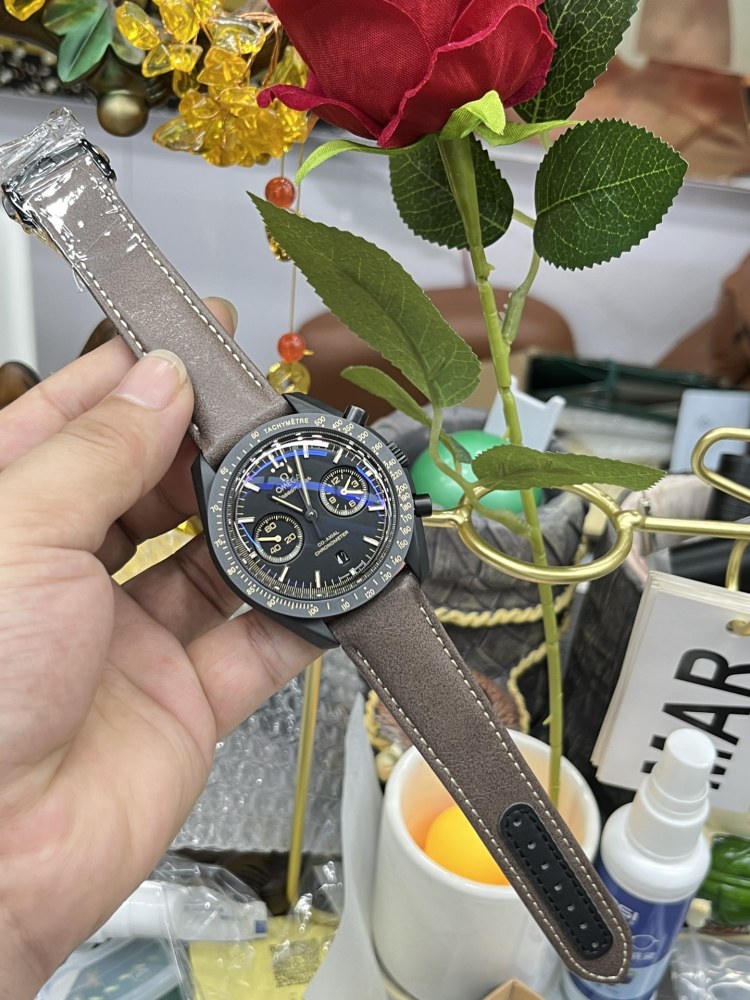 Omega Speedmaster 311.92.44.51.01.006 “Dark Side of the Moon”