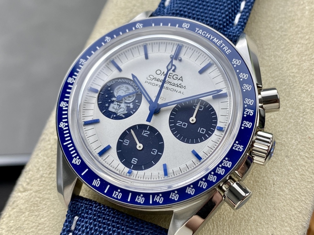 Omega Speedmaster 310.32.42.50.02.001 (Snoopy Award 50th Anniversary Commemorative Watch)