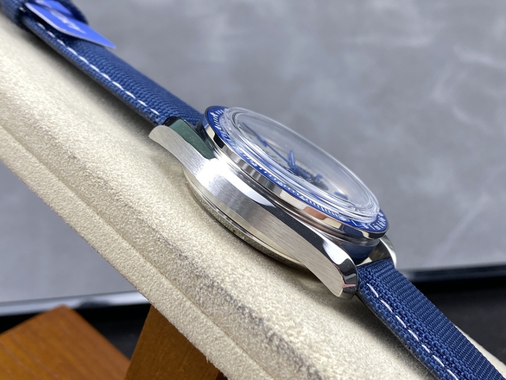 Omega Speedmaster 310.32.42.50.02.001 (Snoopy Award 50th Anniversary Commemorative Watch)