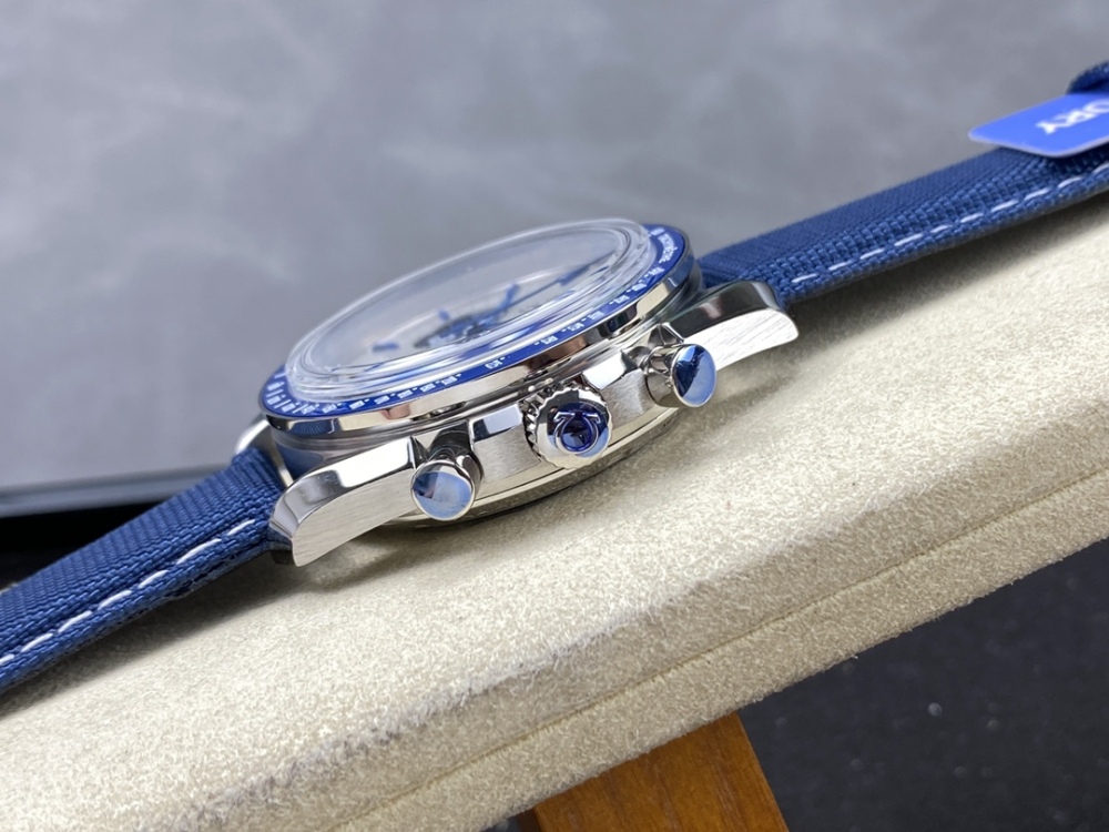 Omega Speedmaster 310.32.42.50.02.001 (Snoopy Award 50th Anniversary Commemorative Watch)