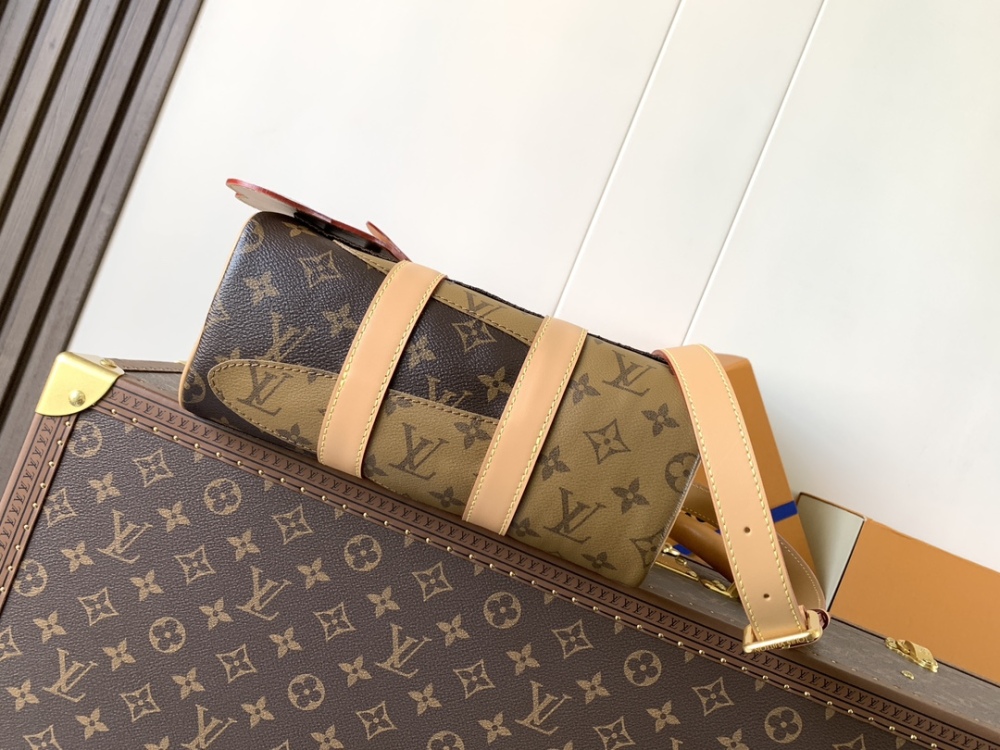 LOUIS VUITTON Keepall Bandoulière 25 Bag