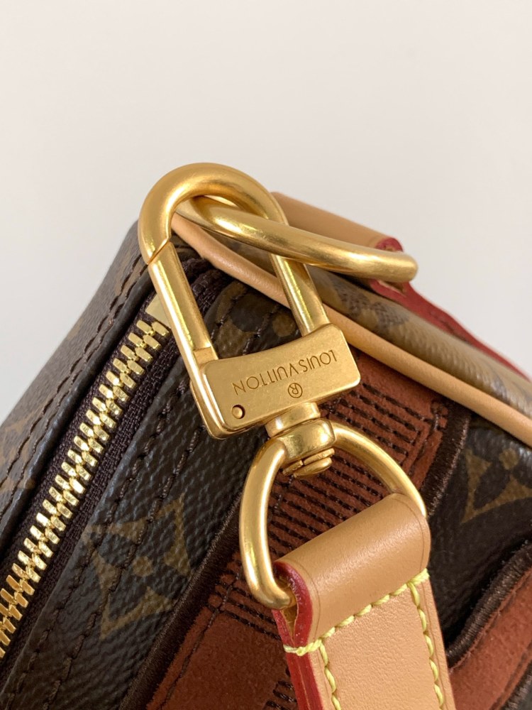 LOUIS VUITTON Keepall Bandoulière 25 Bag
