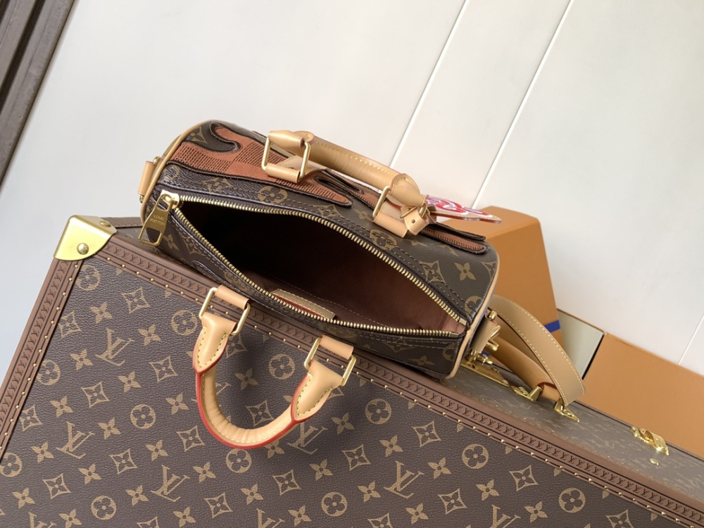 LOUIS VUITTON Keepall Bandoulière 25 Bag