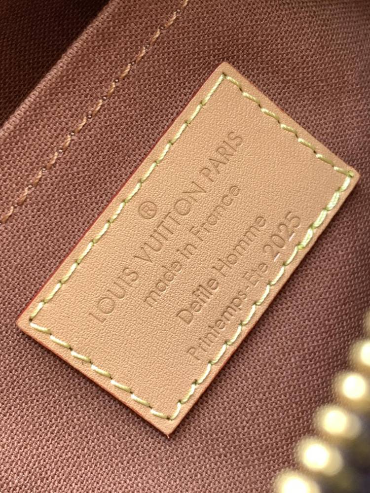 LOUIS VUITTON Keepall Bandoulière 25 Bag