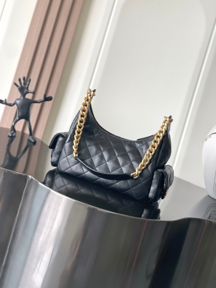CHANEL25C multi-pocket hippie bag