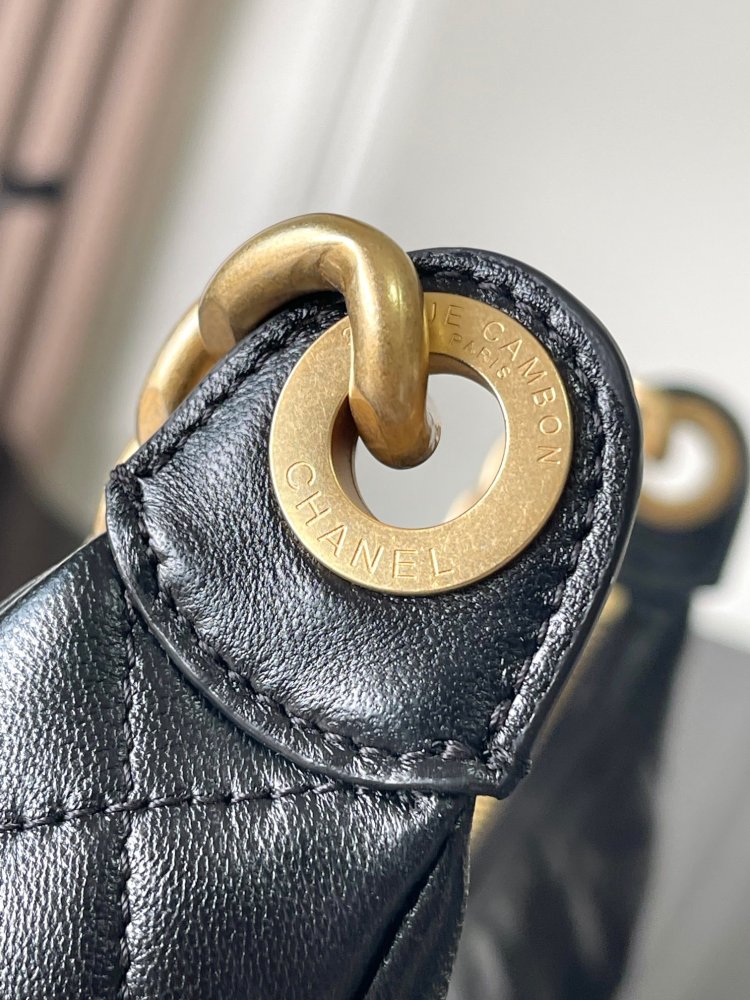 CHANEL25C multi-pocket hippie bag