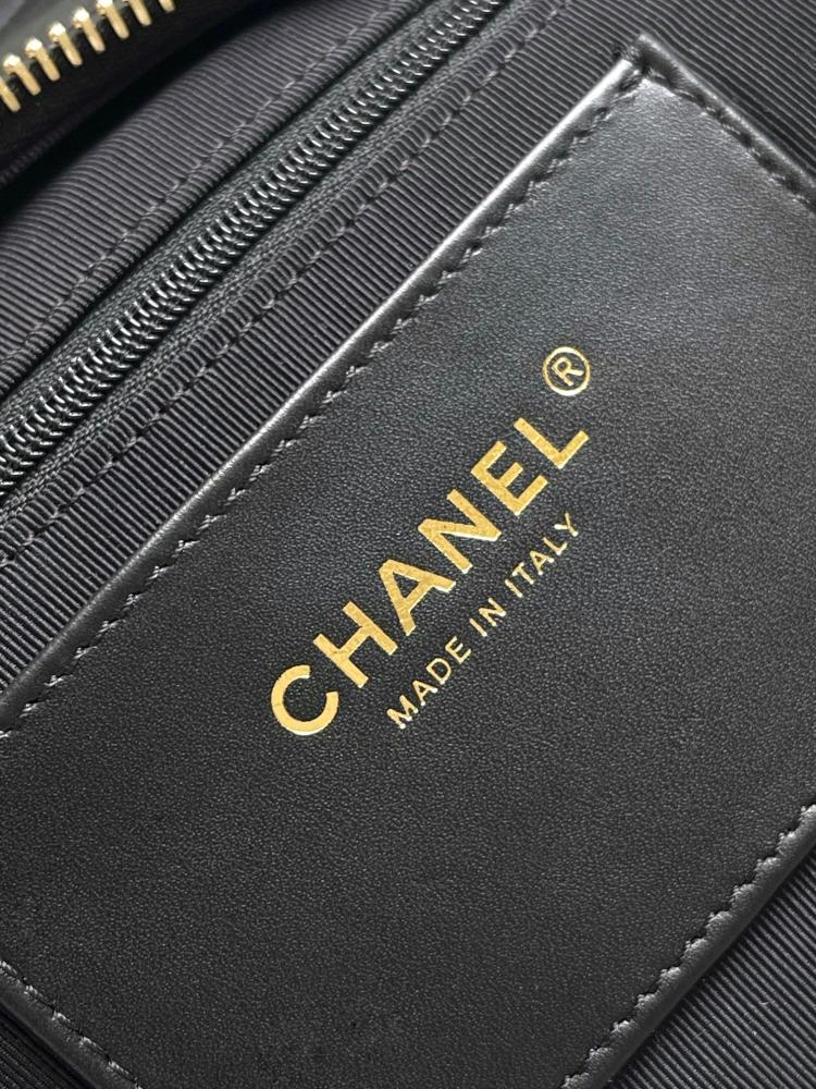CHANEL25C multi-pocket hippie bag