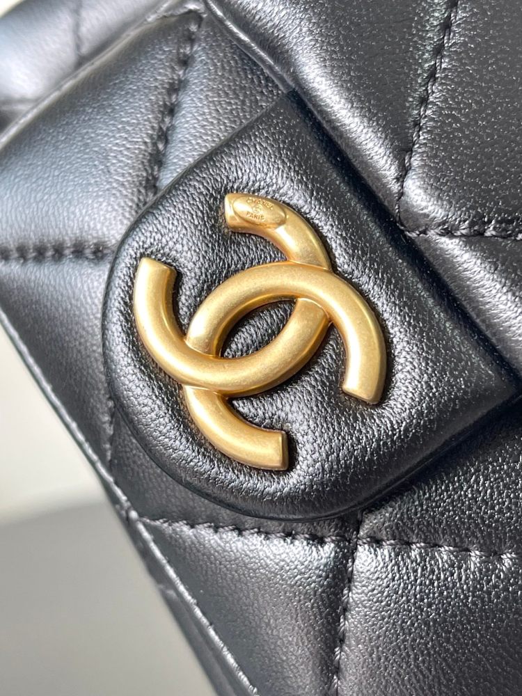 CHANEL25C multi-pocket hippie bag