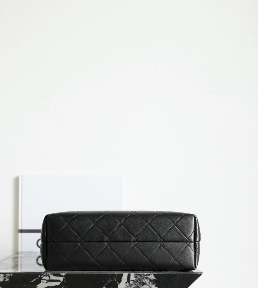 𝖢𝗁𝖺𝗇𝖾𝗅 suede pattern 𝗁𝗈𝖻𝗈 shopping bag