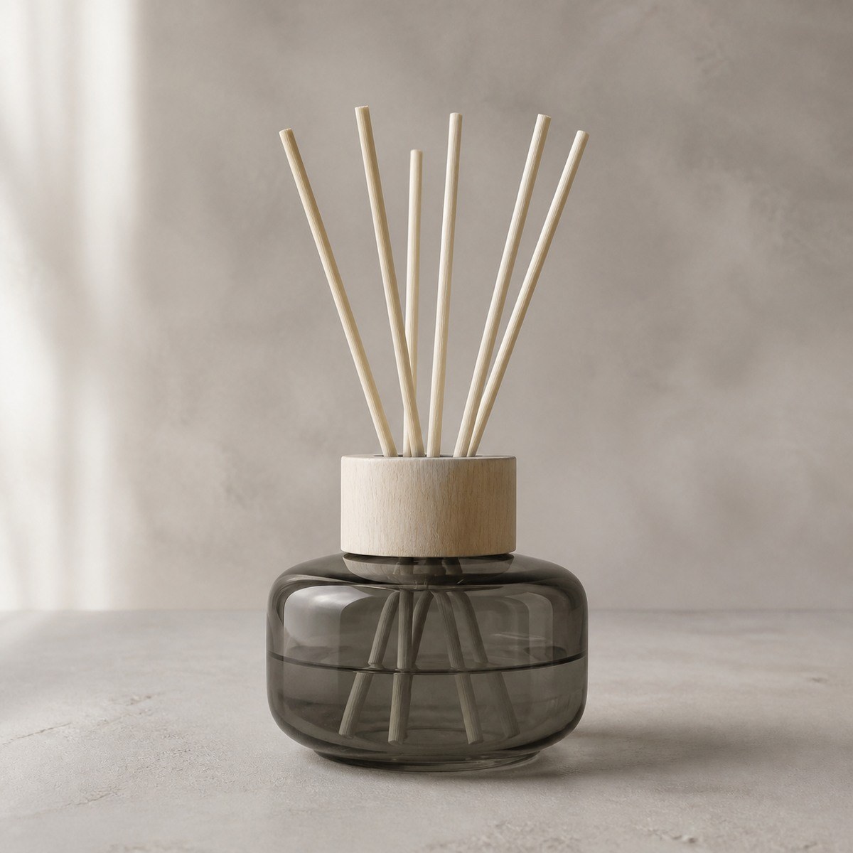 Santal Fog smoke-gray alcohol-free reed diffuser with natural reeds and pale wood collar