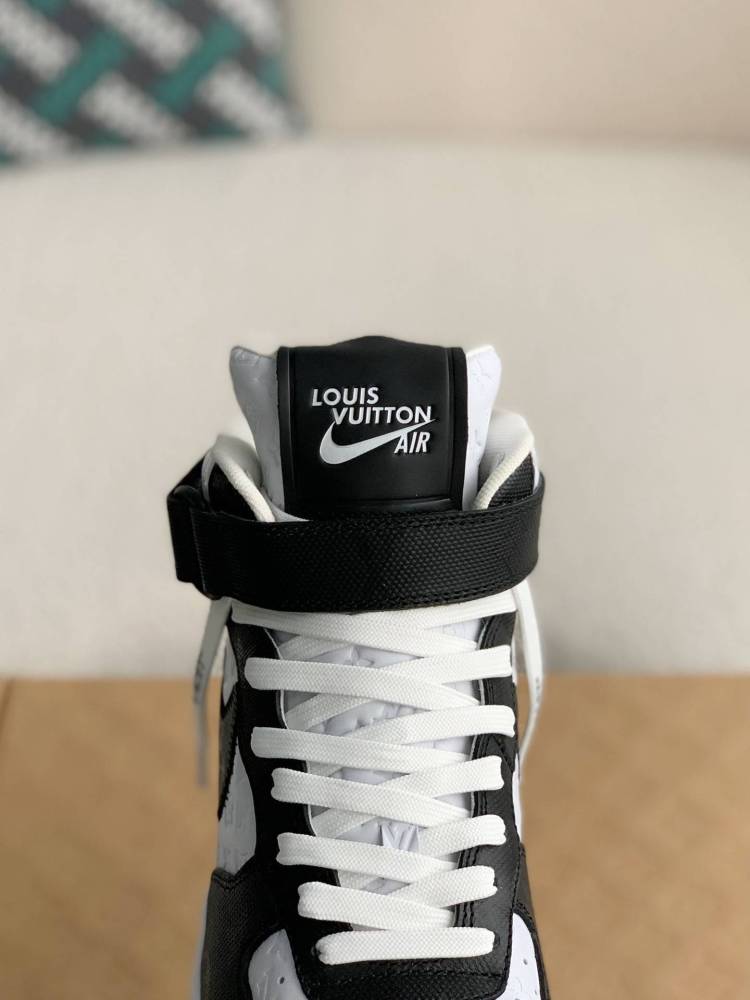 [LOUIS VUITTON SNEAKERS]