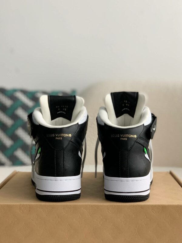 [LOUIS VUITTON SNEAKERS]