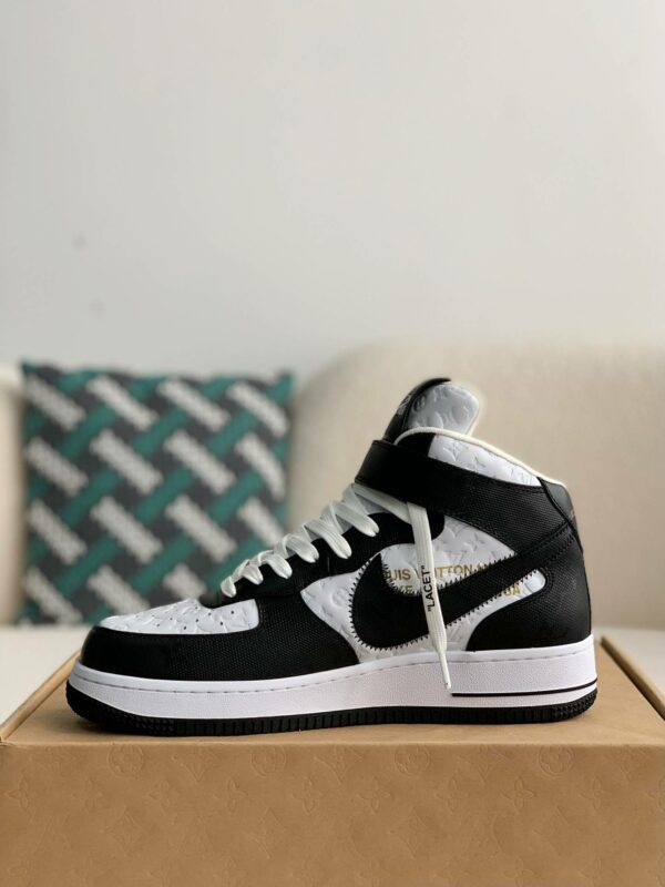 [LOUIS VUITTON SNEAKERS]