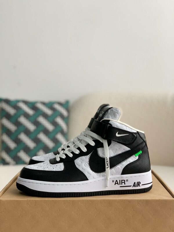 [LOUIS VUITTON SNEAKERS]