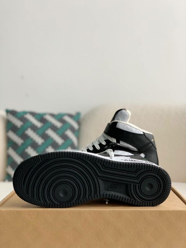 [LOUIS VUITTON SNEAKERS]