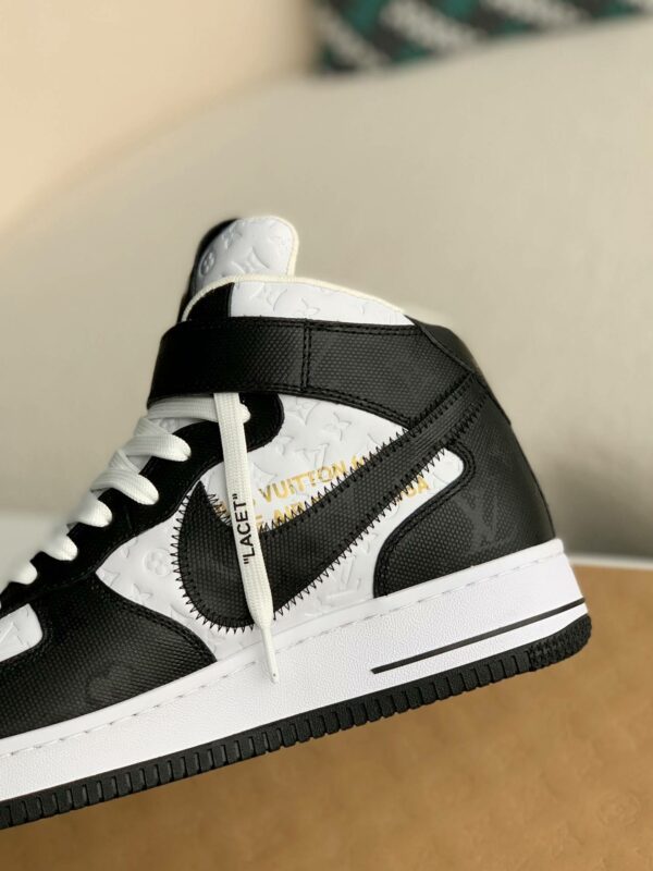 [LOUIS VUITTON SNEAKERS]