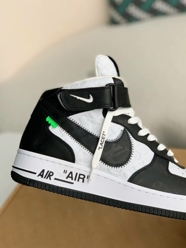 [LOUIS VUITTON SNEAKERS]