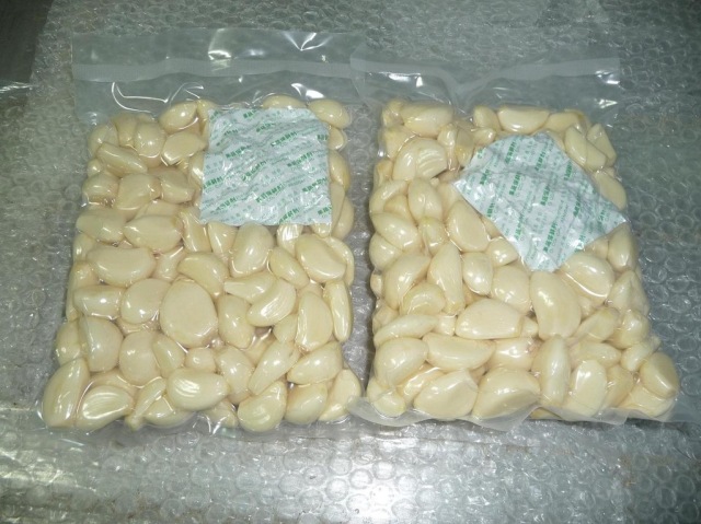 Fresh peeled garlic