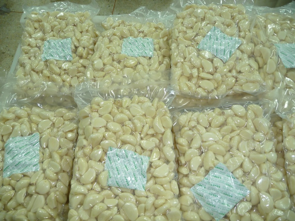 Fresh peeled garlic