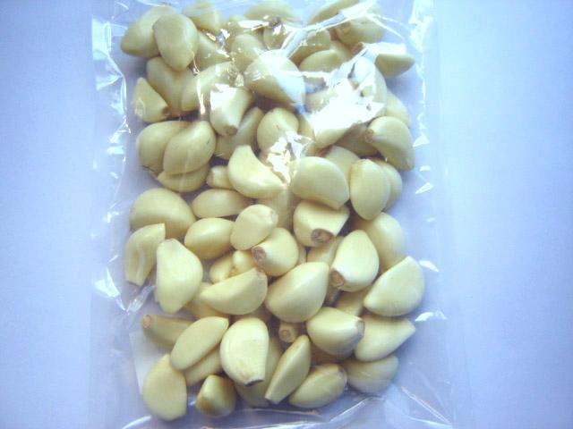 Fresh peeled garlic