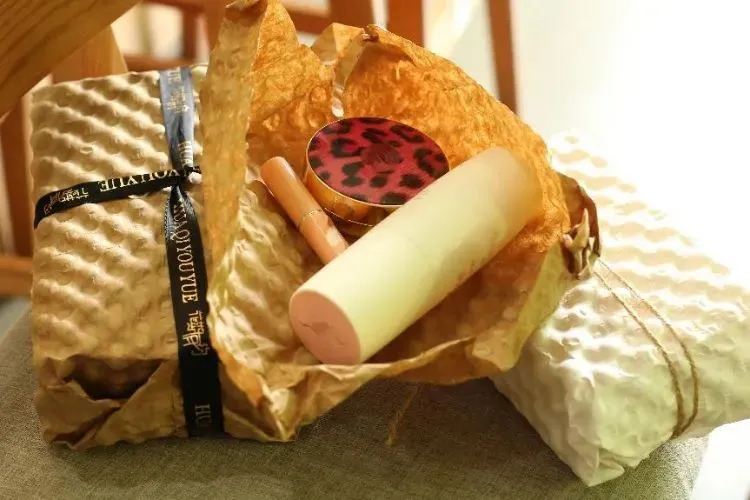 Bagaimana Pembungkusan Kosmetik Bertahan dalam Penghantaran Laut Jarak Jauh ke Malaysia