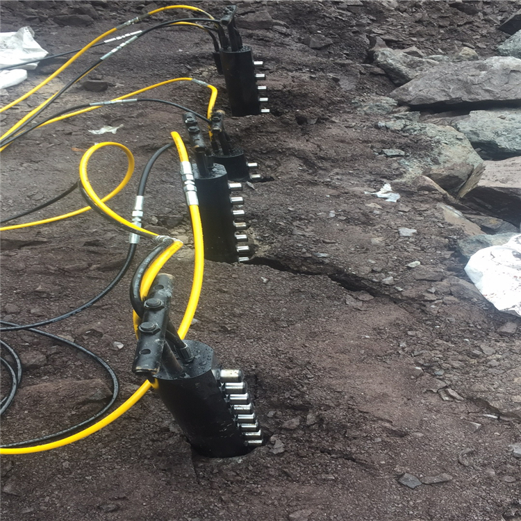 Piston rod rock splitter 