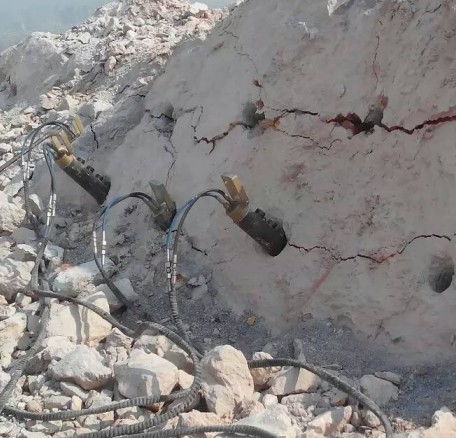 Piston rod rock splitter 