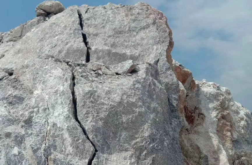 Cracking Powder and Rock Breaking Their Effect Pictures