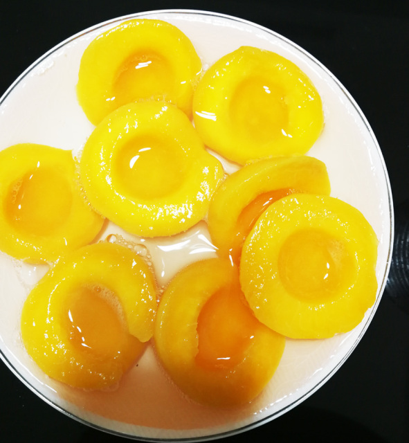 Canned peach in syrup