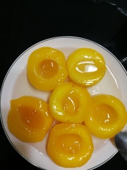 Canned peach in syrup