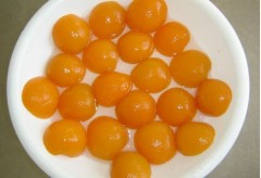 Canned apricot in syrup