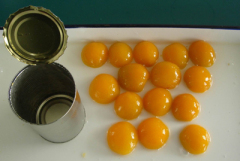 Canned apricot in syrup