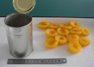 Canned apricot in syrup