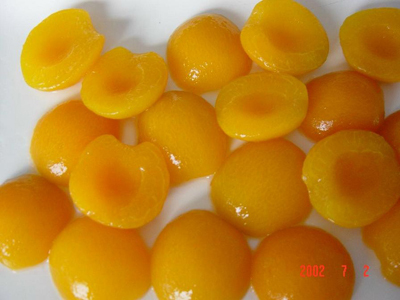 Canned apricot in syrup