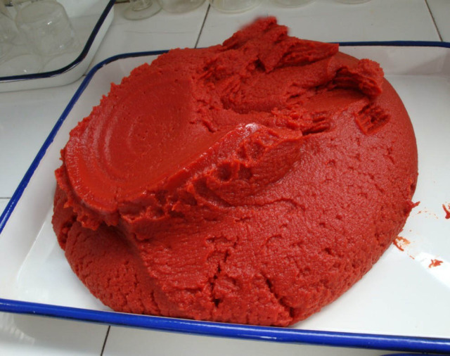 Canned tomato paste