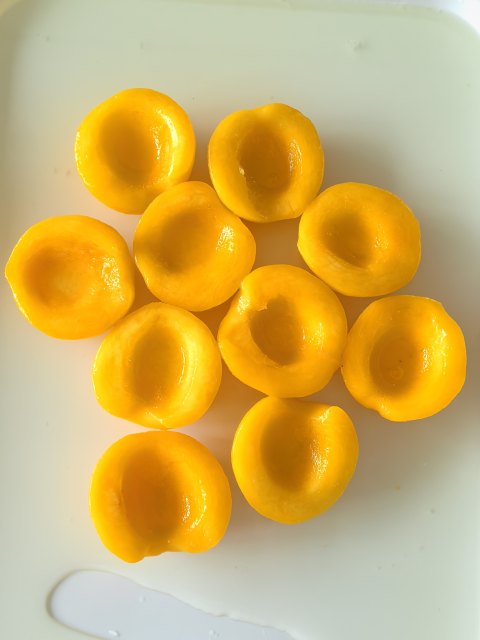 Canned peach in syrup